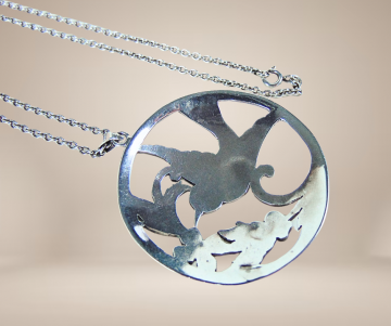 Grote zilveren art nouveau ronde vogel hanger ketting beige achtergrond