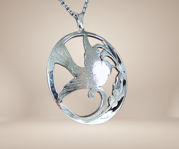 Grote zilveren art nouveau ronde vogel hanger ketting beige achtergrond 2