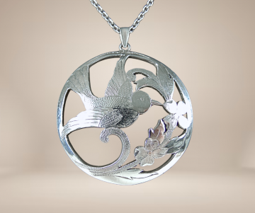 Grote zilveren art nouveau ronde vogel hanger ketting beige achtergrond 3