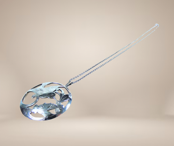 Grote zilveren art nouveau ronde vogel hanger ketting beige achtergrond 4