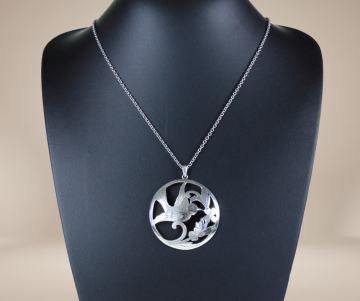 Grote zilveren art nouveau ronde vogel hanger ketting beige achtergrond 5