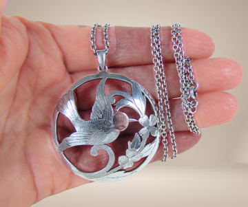 Grote zilveren art nouveau ronde vogel hanger ketting beige achtergrond 6