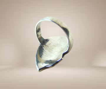 Grote zilveren asym spinneweb turquoise inleg ring beige achtergrond