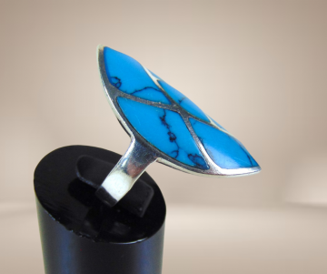 Grote zilveren asym spinneweb turquoise inleg ring beige achtergrond 2