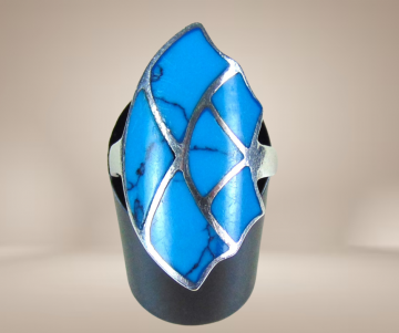 Grote zilveren asym spinneweb turquoise inleg ring beige achtergrond 3