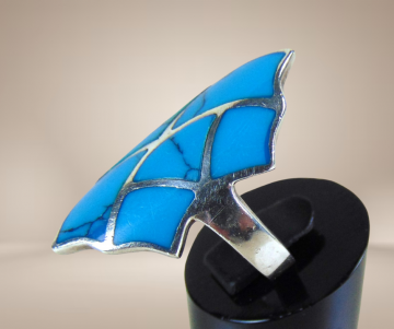 Grote zilveren asym spinneweb turquoise inleg ring beige achtergrond 4