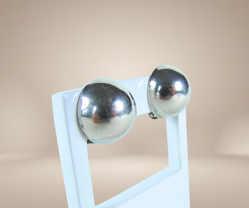 Grote zilveren bol knoppen clip oorbellen beige achtergrond 3