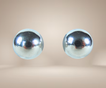 Grote zilveren bol knoppen clip oorbellen beige achtergrond 5