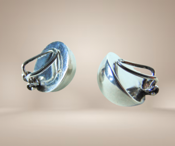 Grote zilveren bol knoppen clip oorbellen beige achtergrond