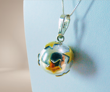 Grote zilveren bola mexico sterren maan hanger ketting beige achtergrond