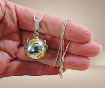 Grote zilveren bola mexico sterren maan hanger ketting beige achtergrond 1