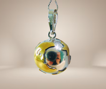 Grote zilveren bola mexico sterren maan hanger ketting beige achtergrond 2