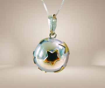 Grote zilveren bola mexico sterren maan hanger ketting beige achtergrond 3