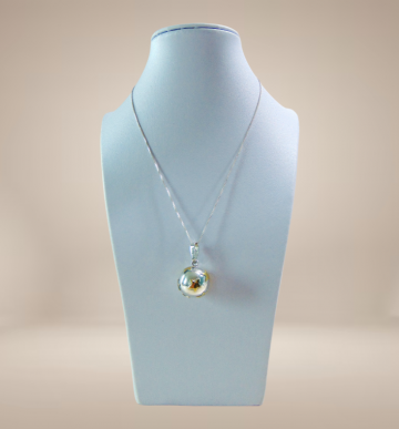 Grote zilveren bola mexico sterren maan hanger ketting beige achtergrond 4