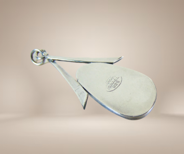 Grote zilveren druppel eilat hanger beige achtergrond