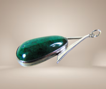 Grote zilveren druppel eilat hanger beige achtergrond 2