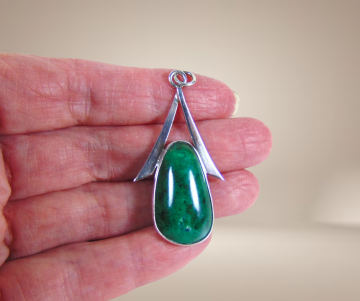 Grote zilveren druppel eilat hanger beige achtergrond 3