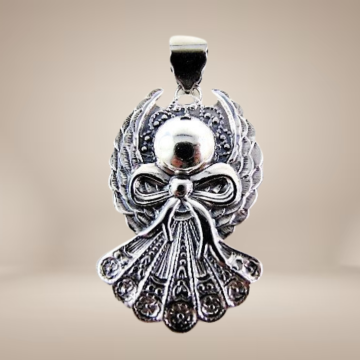 Grote zilveren engel strik hanger beige achtergrond