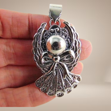 Grote zilveren engel strik hanger beige achtergrond 1