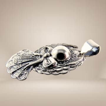 Grote zilveren engel strik hanger beige achtergrond 2