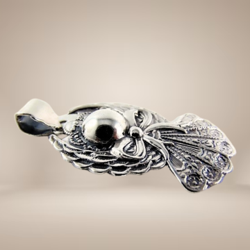 Grote zilveren engel strik hanger beige achtergrond 3