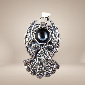 Grote zilveren engel strik hanger beige achtergrond 4