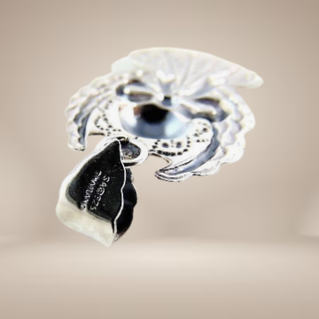 Grote zilveren engel strik hanger beige achtergrond 5