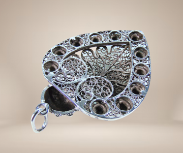 Grote zilveren filigraan oosterse hanger beige achtergrond