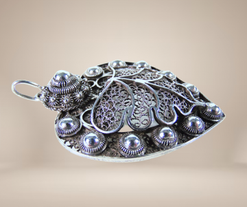 Grote zilveren filigraan oosterse hanger beige achtergrond 1