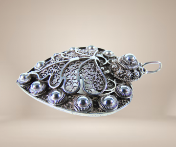 Grote zilveren filigraan oosterse hanger beige achtergrond 2