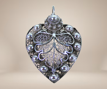 Grote zilveren filigraan oosterse hanger beige achtergrond 3