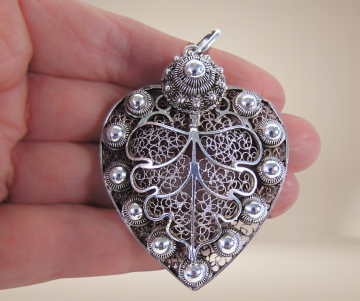 Grote zilveren filigraan oosterse hanger beige achtergrond 4