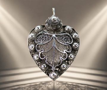 Grote zilveren filigraan oosterse hanger beige achtergrond 5