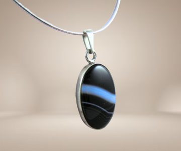 Grote zilveren hanger zwarte botswana agaat hanger ketting beige achtergrond 4