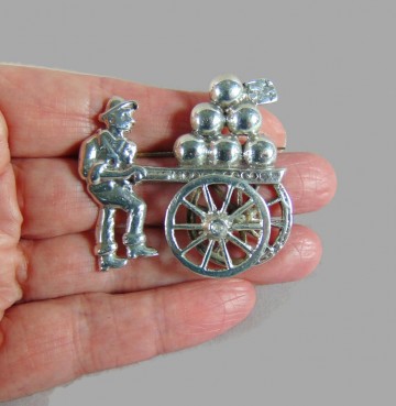 Grote zilveren mexico straatverkoper kar bewegend wiel broche 1