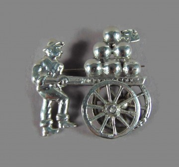 Grote zilveren mexico straatverkoper kar bewegend wiel broche 2