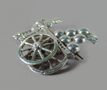 Grote zilveren mexico straatverkoper kar bewegend wiel broche 4