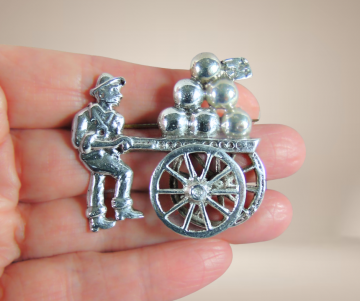 Grote zilveren mexico straatverkoper kar bewegend wiel broche beige achtergrond