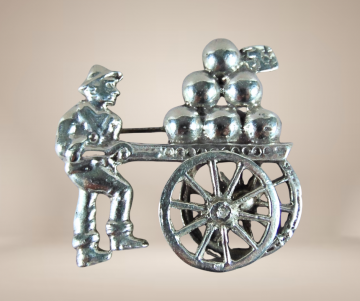 Grote zilveren mexico straatverkoper kar bewegend wiel broche beige achtergrond 1