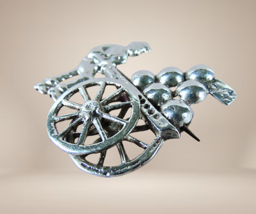 Grote zilveren mexico straatverkoper kar bewegend wiel broche beige achtergrond 2