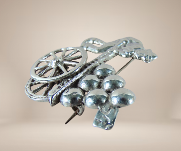 Grote zilveren mexico straatverkoper kar bewegend wiel broche beige achtergrond 3