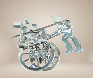 Grote zilveren mexico straatverkoper kar bewegend wiel broche beige achtergrond 4