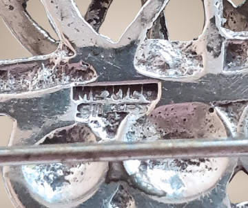 Grote zilveren mexico straatverkoper kar bewegend wiel broche beige achtergrond 5