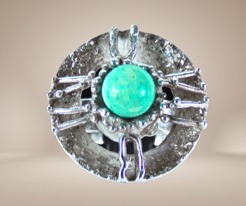 Grote zilveren modernist brutalistische space age ronde ring amazoniet beige achtergrond