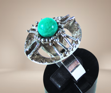 Grote zilveren modernist brutalistische space age ronde ring amazoniet beige achtergrond 1