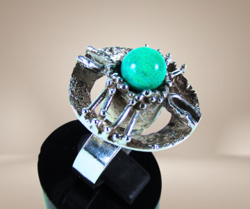 Grote zilveren modernist brutalistische space age ronde ring amazoniet beige achtergrond 3