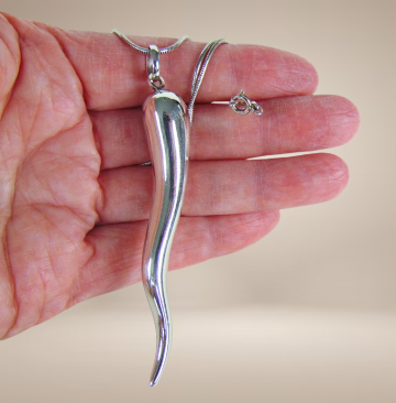 Grote zilveren modernist italiaanse lucky horn gelukshanger sierra gems inc beige achtergrond