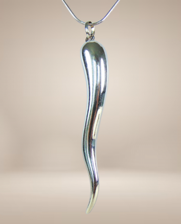 Grote zilveren modernist italiaanse lucky horn gelukshanger sierra gems inc beige achtergrond 1