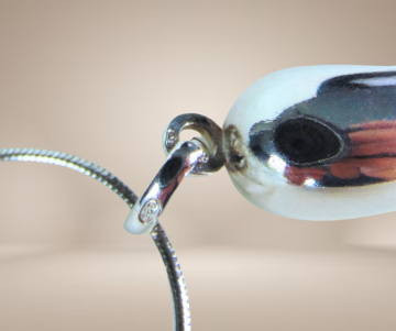 Grote zilveren modernist italiaanse lucky horn gelukshanger sierra gems inc beige achtergrond 2