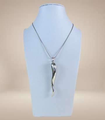 Grote zilveren modernist italiaanse lucky horn gelukshanger sierra gems inc beige achtergrond 3